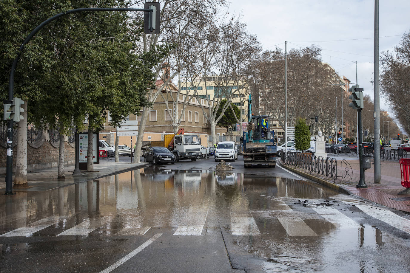 Fotos: Una avería en la red de agua potable anega la Plaza de España de Cartagena