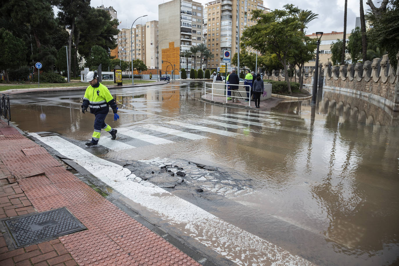 Fotos: Una avería en la red de agua potable anega la Plaza de España de Cartagena