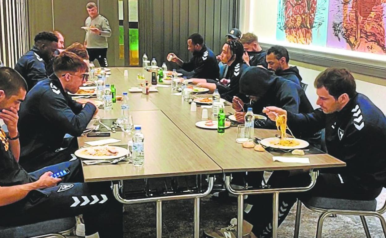 Los jugadores del UCAM CB comiendo en el restaurante del hotel en el que están hospedados en Estambul, ayer. 