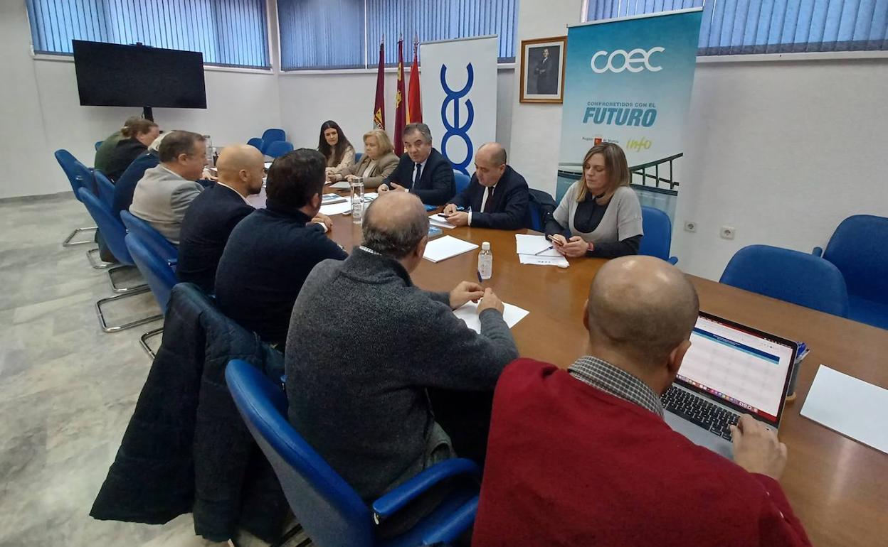 El consejero de Medio Ambiente, Juan María Vázquez, durante la Comisión de Trabajo de Turismo y Mar Menor de la Confederación de Organizaciones Empresariales de Cartagena (COEC). 