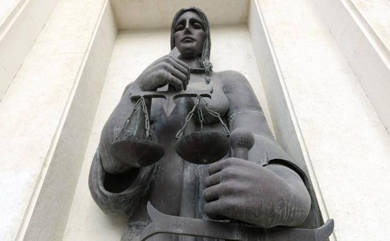 Estatua de la Justicia a la entrada de la sede de la Audiencia Provincial, en Murcia.