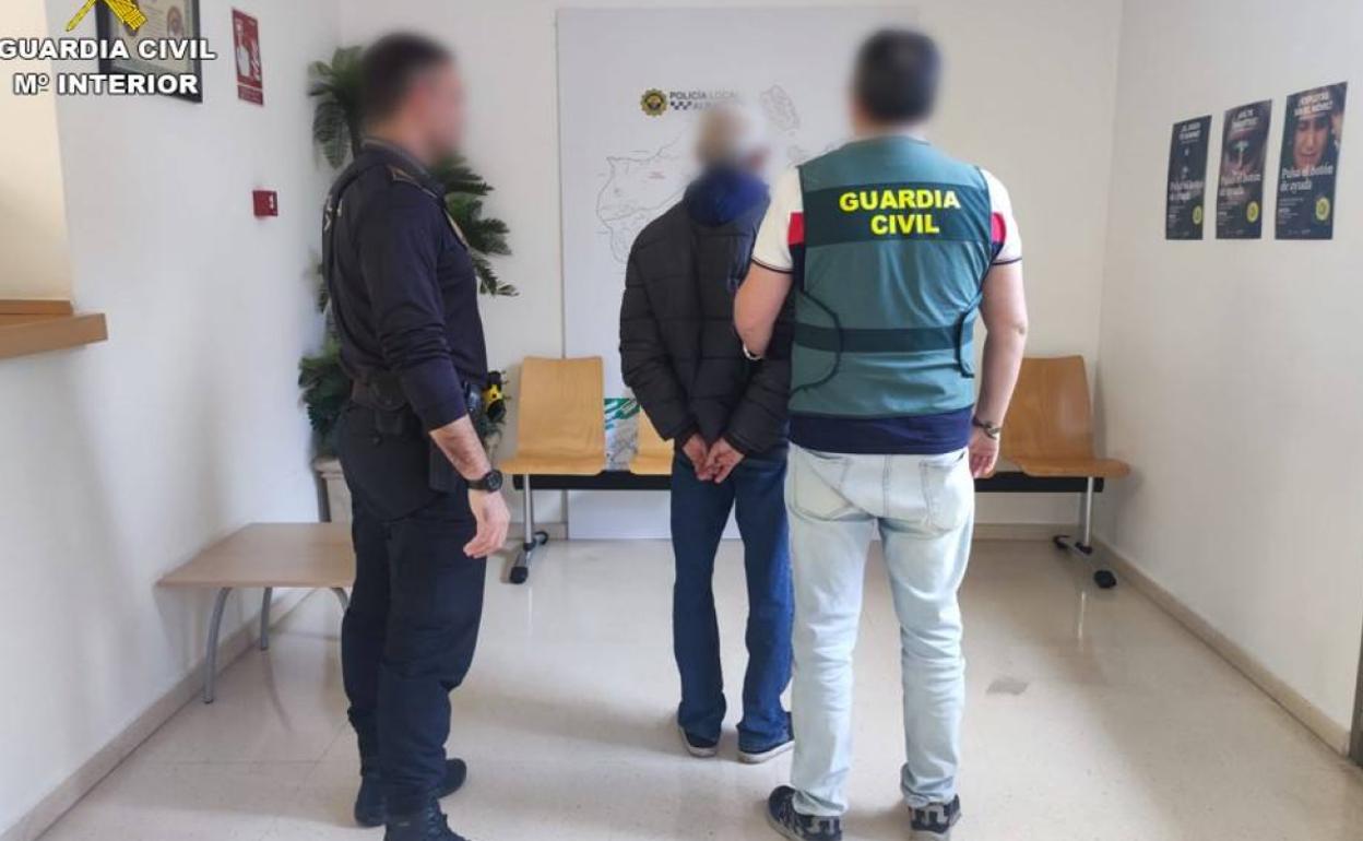 Agentes de la Guardia Civil junto a uno de los detenidos.