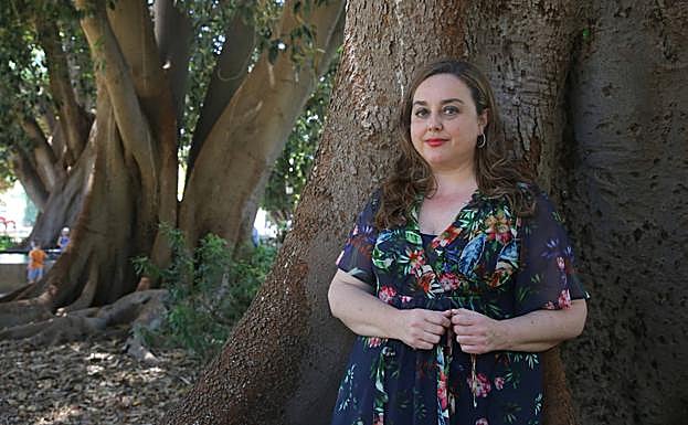 María Cruz Ferreira, en el jardín de Floridablanca de Murcia.