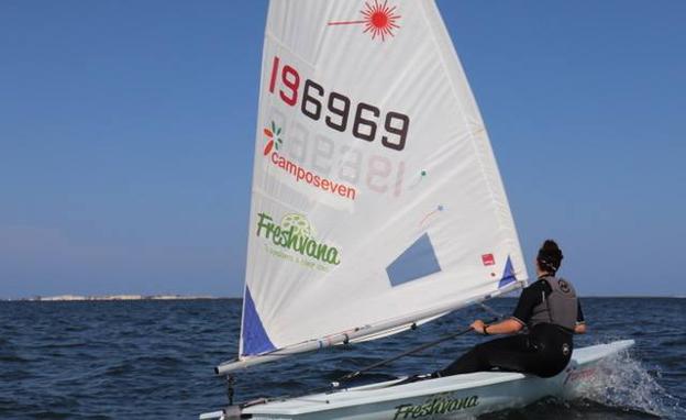 En el Mar Menor. María Martínez, en acción, a bordo de su embarcación. 