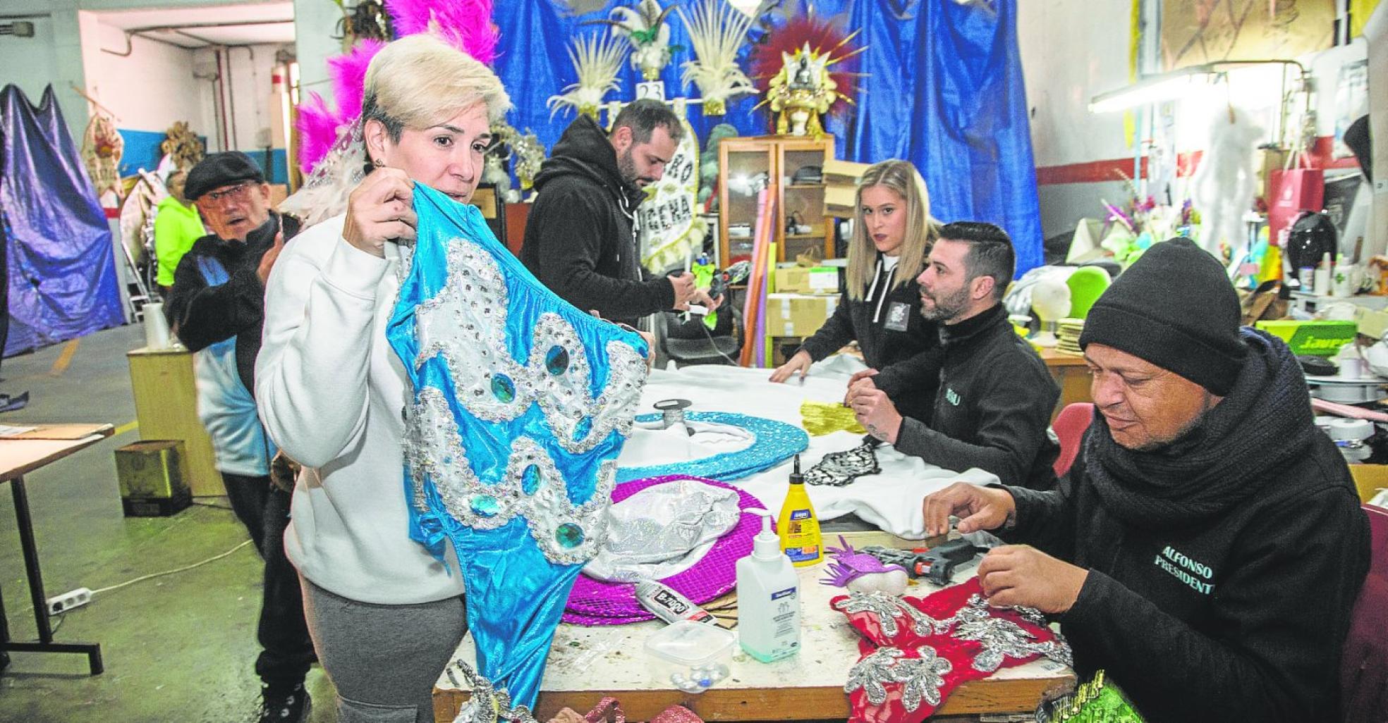 Componentes de la Comparsa Salgueiro trabajan en el vestuario.