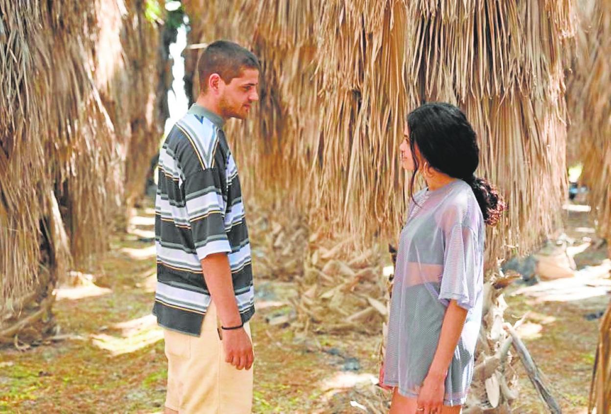 Una escena de la película 'El agua', con Alberto Olmo y Luna Pamies. 