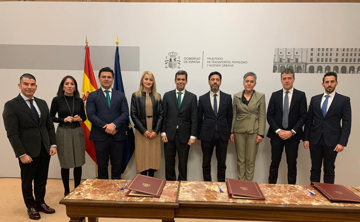 El consejero de Fomento e Infraestructuras, José Ramón Díez de Revenga, junto a los alcaldes de Alhama de Murcia, Blanca, Bullas, Calasparra y San Javier tras la firma del acuerdo de financiación para ejecutar los programas de ayudas a la rehabilitación de barrios.