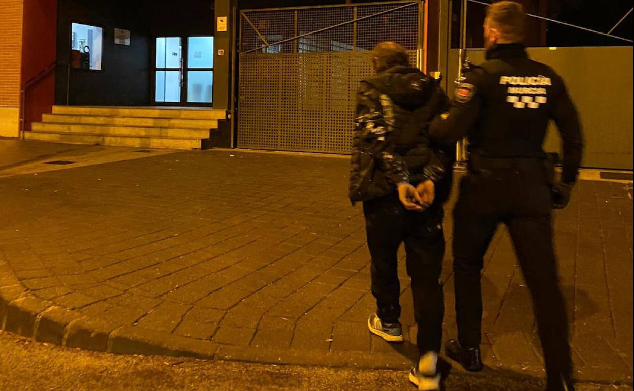 Momento de la detención de uno de los individuos.