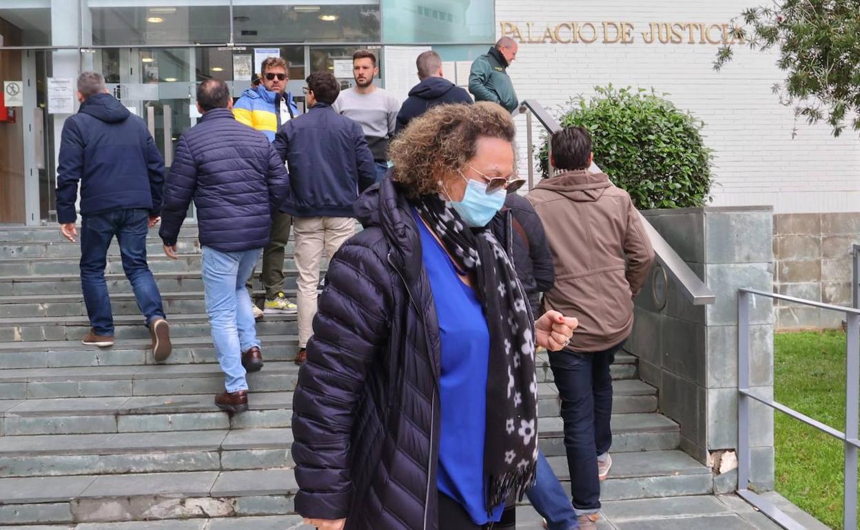 Yolanda Muñoz, con gafas y mascarilla, este jueves saliendo del Palacio de Justicia de Cartagena. 