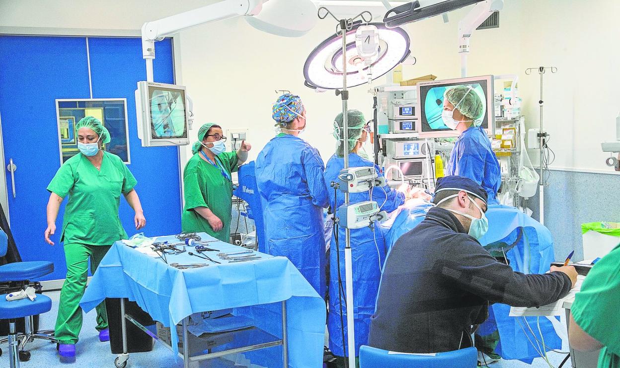 Un equipo de cirugía del hospital Santa Lucía, durante una operación en uno de los quirófanos que serán modernizados este año. 