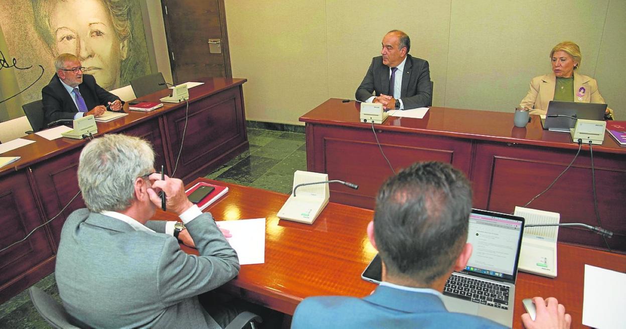 Gloria Alarcón, a la derecha, junto a Francisco Carrera, en 2019 en la Asamblea Regional. 
