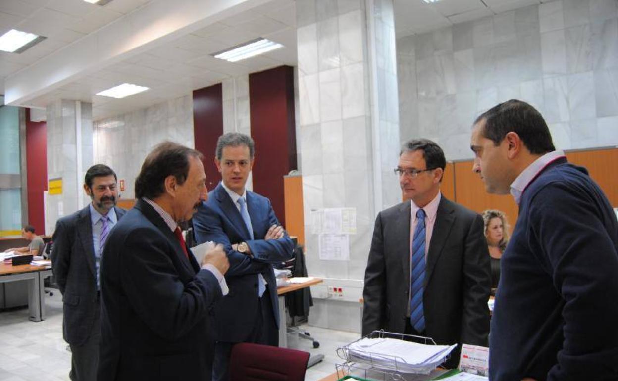 Morales (en el centro de la imagen), con Bascuñana, cuando era director del SEPE. 