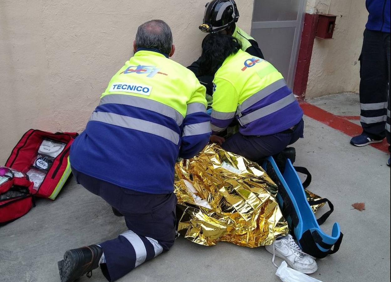 Los servicios de emergencia atendiendo al joven.