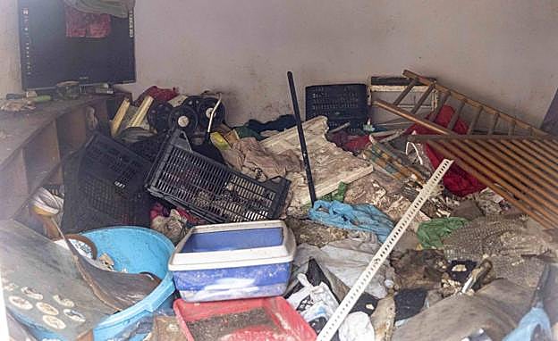 Objetos y residuos acumulados. 