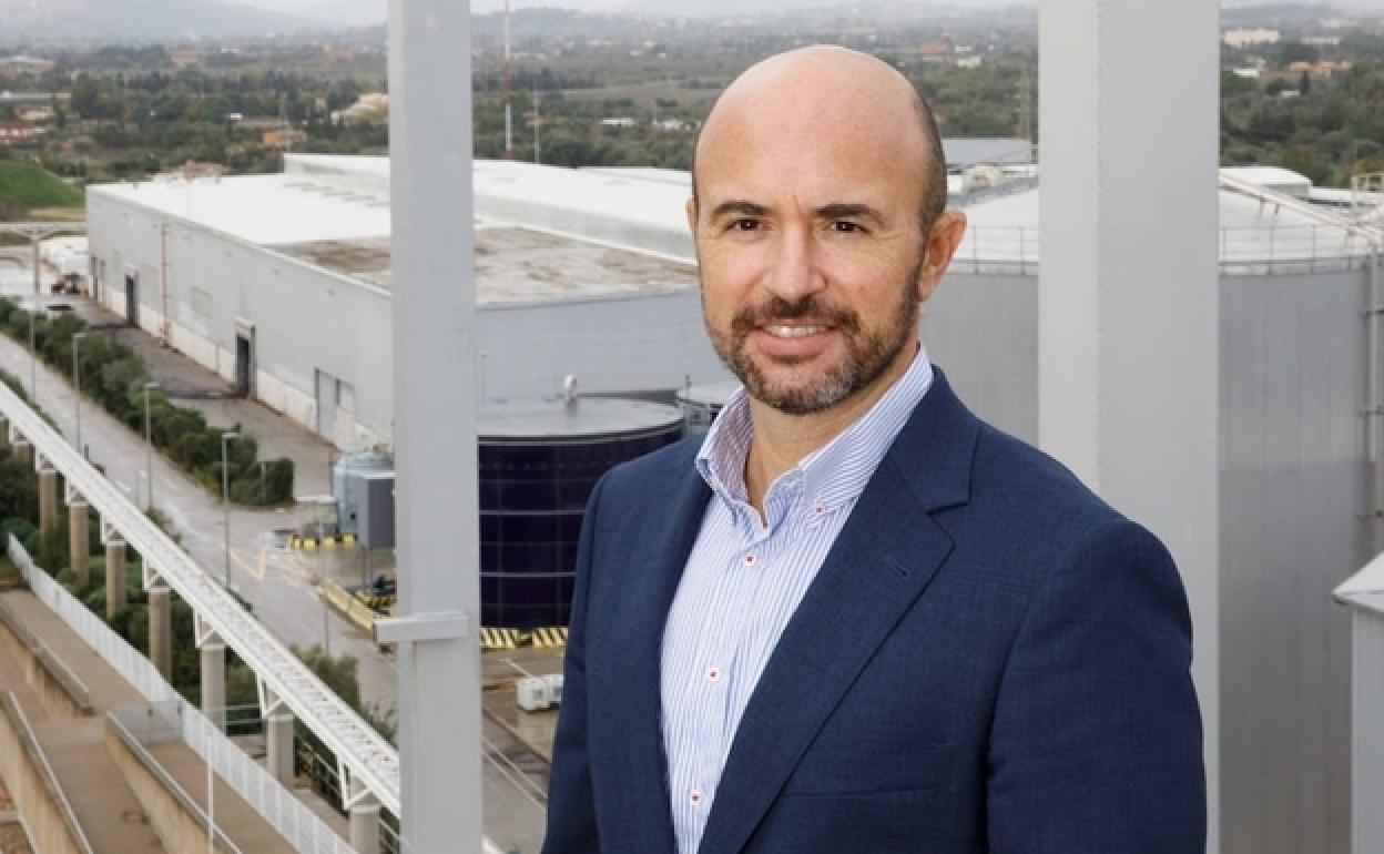 Rafael Guinea, frente a la planta de valorización de residuos que dirige en Mallorca.