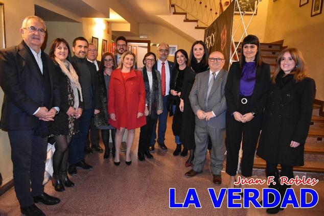 El teatro Thuillier acogió en la noche del pasado viernes el acto de entrega de la tercera edición de los Premios Rosa al Compromiso Social, organizado por el PSOE y Juventudes Socialistas. Los reconocimientos fueron entregados a Francisco Marín, presidente del gremio de editores de la Región de Murcia; a Juan Pedro Martínez, presidente de la cooperativa Frutas Caravaca; y a Francisca Baraza, presidenta de la Mancomunidad de los Canales del Taibilla.