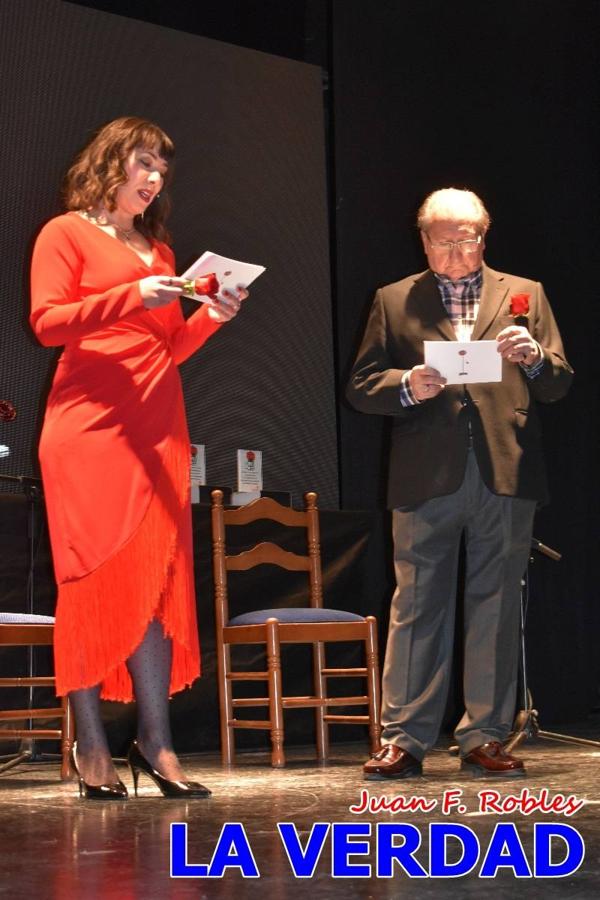 El teatro Thuillier acogió en la noche del pasado viernes el acto de entrega de la tercera edición de los Premios Rosa al Compromiso Social, organizado por el PSOE y Juventudes Socialistas. Los reconocimientos fueron entregados a Francisco Marín, presidente del gremio de editores de la Región de Murcia; a Juan Pedro Martínez, presidente de la cooperativa Frutas Caravaca; y a Francisca Baraza, presidenta de la Mancomunidad de los Canales del Taibilla.