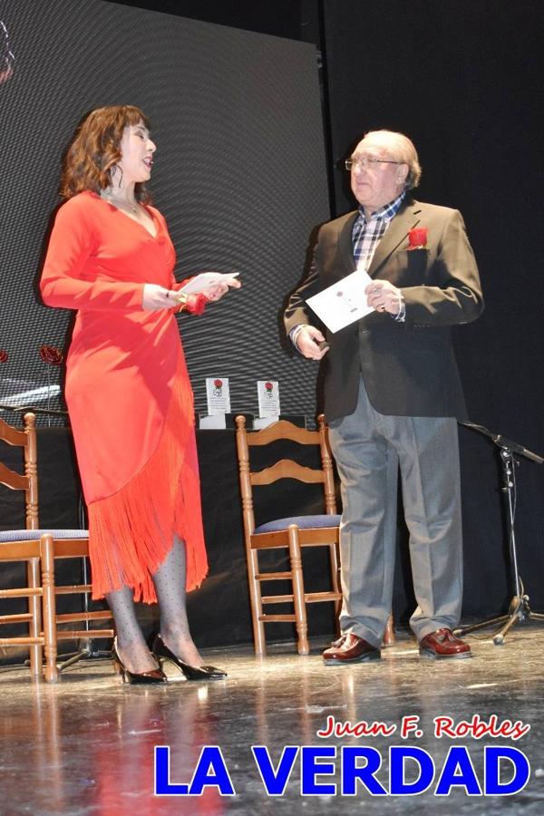 El teatro Thuillier acogió en la noche del pasado viernes el acto de entrega de la tercera edición de los Premios Rosa al Compromiso Social, organizado por el PSOE y Juventudes Socialistas. Los reconocimientos fueron entregados a Francisco Marín, presidente del gremio de editores de la Región de Murcia; a Juan Pedro Martínez, presidente de la cooperativa Frutas Caravaca; y a Francisca Baraza, presidenta de la Mancomunidad de los Canales del Taibilla.