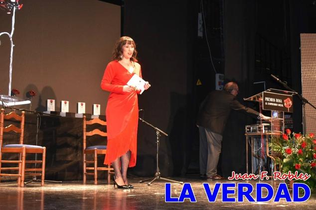 El teatro Thuillier acogió en la noche del pasado viernes el acto de entrega de la tercera edición de los Premios Rosa al Compromiso Social, organizado por el PSOE y Juventudes Socialistas. Los reconocimientos fueron entregados a Francisco Marín, presidente del gremio de editores de la Región de Murcia; a Juan Pedro Martínez, presidente de la cooperativa Frutas Caravaca; y a Francisca Baraza, presidenta de la Mancomunidad de los Canales del Taibilla.