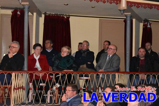 El teatro Thuillier acogió en la noche del pasado viernes el acto de entrega de la tercera edición de los Premios Rosa al Compromiso Social, organizado por el PSOE y Juventudes Socialistas. Los reconocimientos fueron entregados a Francisco Marín, presidente del gremio de editores de la Región de Murcia; a Juan Pedro Martínez, presidente de la cooperativa Frutas Caravaca; y a Francisca Baraza, presidenta de la Mancomunidad de los Canales del Taibilla.