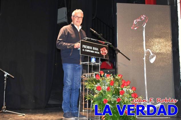 El teatro Thuillier acogió en la noche del pasado viernes el acto de entrega de la tercera edición de los Premios Rosa al Compromiso Social, organizado por el PSOE y Juventudes Socialistas. Los reconocimientos fueron entregados a Francisco Marín, presidente del gremio de editores de la Región de Murcia; a Juan Pedro Martínez, presidente de la cooperativa Frutas Caravaca; y a Francisca Baraza, presidenta de la Mancomunidad de los Canales del Taibilla.