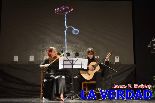 El teatro Thuillier acogió en la noche del pasado viernes el acto de entrega de la tercera edición de los Premios Rosa al Compromiso Social, organizado por el PSOE y Juventudes Socialistas. Los reconocimientos fueron entregados a Francisco Marín, presidente del gremio de editores de la Región de Murcia; a Juan Pedro Martínez, presidente de la cooperativa Frutas Caravaca; y a Francisca Baraza, presidenta de la Mancomunidad de los Canales del Taibilla.