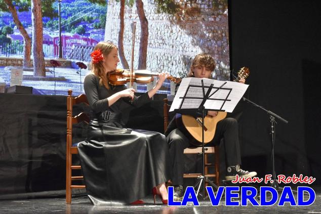 El teatro Thuillier acogió en la noche del pasado viernes el acto de entrega de la tercera edición de los Premios Rosa al Compromiso Social, organizado por el PSOE y Juventudes Socialistas. Los reconocimientos fueron entregados a Francisco Marín, presidente del gremio de editores de la Región de Murcia; a Juan Pedro Martínez, presidente de la cooperativa Frutas Caravaca; y a Francisca Baraza, presidenta de la Mancomunidad de los Canales del Taibilla.