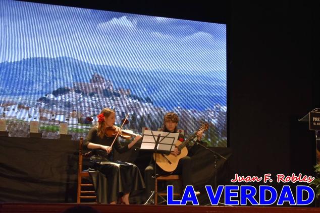 El teatro Thuillier acogió en la noche del pasado viernes el acto de entrega de la tercera edición de los Premios Rosa al Compromiso Social, organizado por el PSOE y Juventudes Socialistas. Los reconocimientos fueron entregados a Francisco Marín, presidente del gremio de editores de la Región de Murcia; a Juan Pedro Martínez, presidente de la cooperativa Frutas Caravaca; y a Francisca Baraza, presidenta de la Mancomunidad de los Canales del Taibilla.