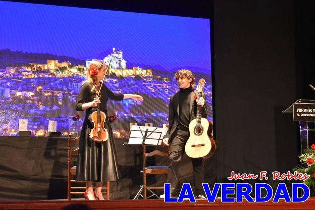 El teatro Thuillier acogió en la noche del pasado viernes el acto de entrega de la tercera edición de los Premios Rosa al Compromiso Social, organizado por el PSOE y Juventudes Socialistas. Los reconocimientos fueron entregados a Francisco Marín, presidente del gremio de editores de la Región de Murcia; a Juan Pedro Martínez, presidente de la cooperativa Frutas Caravaca; y a Francisca Baraza, presidenta de la Mancomunidad de los Canales del Taibilla.