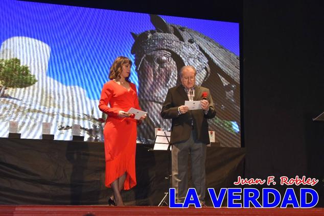 El teatro Thuillier acogió en la noche del pasado viernes el acto de entrega de la tercera edición de los Premios Rosa al Compromiso Social, organizado por el PSOE y Juventudes Socialistas. Los reconocimientos fueron entregados a Francisco Marín, presidente del gremio de editores de la Región de Murcia; a Juan Pedro Martínez, presidente de la cooperativa Frutas Caravaca; y a Francisca Baraza, presidenta de la Mancomunidad de los Canales del Taibilla.