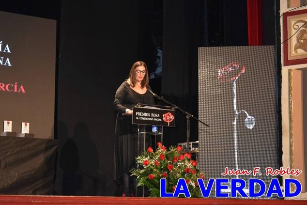El teatro Thuillier acogió en la noche del pasado viernes el acto de entrega de la tercera edición de los Premios Rosa al Compromiso Social, organizado por el PSOE y Juventudes Socialistas. Los reconocimientos fueron entregados a Francisco Marín, presidente del gremio de editores de la Región de Murcia; a Juan Pedro Martínez, presidente de la cooperativa Frutas Caravaca; y a Francisca Baraza, presidenta de la Mancomunidad de los Canales del Taibilla.