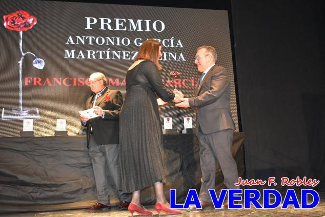 El teatro Thuillier acogió en la noche del pasado viernes el acto de entrega de la tercera edición de los Premios Rosa al Compromiso Social, organizado por el PSOE y Juventudes Socialistas. Los reconocimientos fueron entregados a Francisco Marín, presidente del gremio de editores de la Región de Murcia; a Juan Pedro Martínez, presidente de la cooperativa Frutas Caravaca; y a Francisca Baraza, presidenta de la Mancomunidad de los Canales del Taibilla.