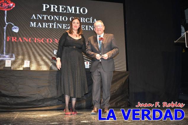 El teatro Thuillier acogió en la noche del pasado viernes el acto de entrega de la tercera edición de los Premios Rosa al Compromiso Social, organizado por el PSOE y Juventudes Socialistas. Los reconocimientos fueron entregados a Francisco Marín, presidente del gremio de editores de la Región de Murcia; a Juan Pedro Martínez, presidente de la cooperativa Frutas Caravaca; y a Francisca Baraza, presidenta de la Mancomunidad de los Canales del Taibilla.