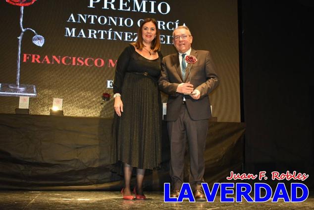El teatro Thuillier acogió en la noche del pasado viernes el acto de entrega de la tercera edición de los Premios Rosa al Compromiso Social, organizado por el PSOE y Juventudes Socialistas. Los reconocimientos fueron entregados a Francisco Marín, presidente del gremio de editores de la Región de Murcia; a Juan Pedro Martínez, presidente de la cooperativa Frutas Caravaca; y a Francisca Baraza, presidenta de la Mancomunidad de los Canales del Taibilla.