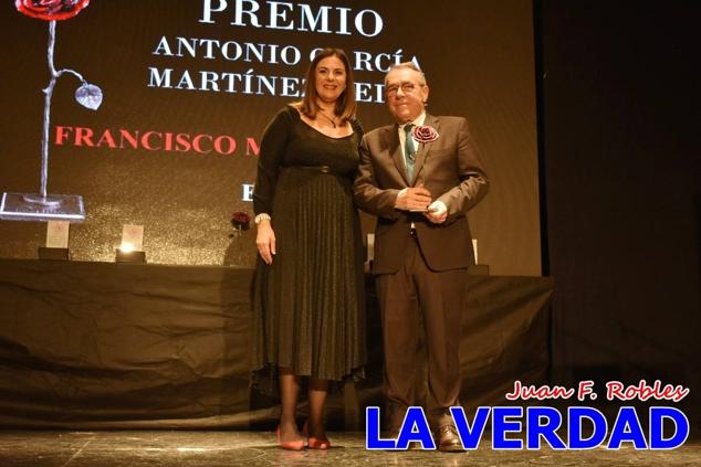 El teatro Thuillier acogió en la noche del pasado viernes el acto de entrega de la tercera edición de los Premios Rosa al Compromiso Social, organizado por el PSOE y Juventudes Socialistas. Los reconocimientos fueron entregados a Francisco Marín, presidente del gremio de editores de la Región de Murcia; a Juan Pedro Martínez, presidente de la cooperativa Frutas Caravaca; y a Francisca Baraza, presidenta de la Mancomunidad de los Canales del Taibilla.