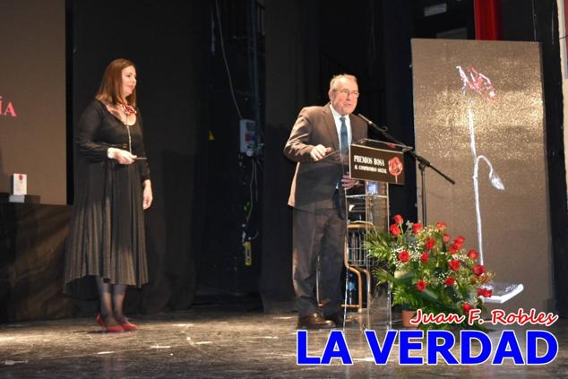 El teatro Thuillier acogió en la noche del pasado viernes el acto de entrega de la tercera edición de los Premios Rosa al Compromiso Social, organizado por el PSOE y Juventudes Socialistas. Los reconocimientos fueron entregados a Francisco Marín, presidente del gremio de editores de la Región de Murcia; a Juan Pedro Martínez, presidente de la cooperativa Frutas Caravaca; y a Francisca Baraza, presidenta de la Mancomunidad de los Canales del Taibilla.