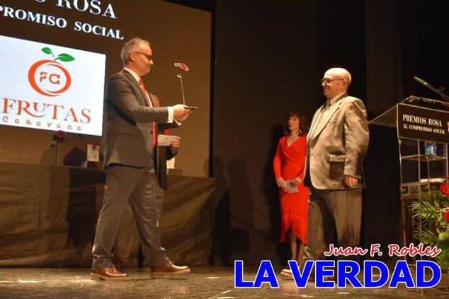 El teatro Thuillier acogió en la noche del pasado viernes el acto de entrega de la tercera edición de los Premios Rosa al Compromiso Social, organizado por el PSOE y Juventudes Socialistas. Los reconocimientos fueron entregados a Francisco Marín, presidente del gremio de editores de la Región de Murcia; a Juan Pedro Martínez, presidente de la cooperativa Frutas Caravaca; y a Francisca Baraza, presidenta de la Mancomunidad de los Canales del Taibilla.