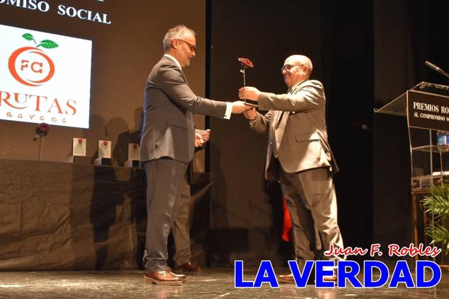 El teatro Thuillier acogió en la noche del pasado viernes el acto de entrega de la tercera edición de los Premios Rosa al Compromiso Social, organizado por el PSOE y Juventudes Socialistas. Los reconocimientos fueron entregados a Francisco Marín, presidente del gremio de editores de la Región de Murcia; a Juan Pedro Martínez, presidente de la cooperativa Frutas Caravaca; y a Francisca Baraza, presidenta de la Mancomunidad de los Canales del Taibilla.