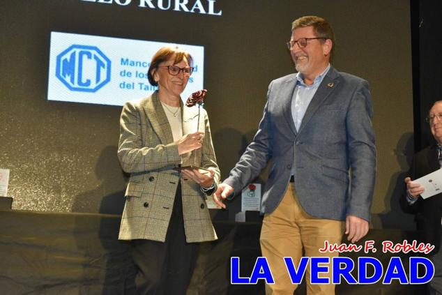 El teatro Thuillier acogió en la noche del pasado viernes el acto de entrega de la tercera edición de los Premios Rosa al Compromiso Social, organizado por el PSOE y Juventudes Socialistas. Los reconocimientos fueron entregados a Francisco Marín, presidente del gremio de editores de la Región de Murcia; a Juan Pedro Martínez, presidente de la cooperativa Frutas Caravaca; y a Francisca Baraza, presidenta de la Mancomunidad de los Canales del Taibilla.