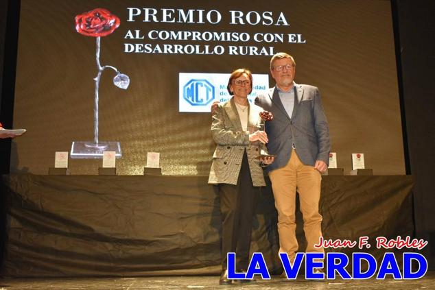 El teatro Thuillier acogió en la noche del pasado viernes el acto de entrega de la tercera edición de los Premios Rosa al Compromiso Social, organizado por el PSOE y Juventudes Socialistas. Los reconocimientos fueron entregados a Francisco Marín, presidente del gremio de editores de la Región de Murcia; a Juan Pedro Martínez, presidente de la cooperativa Frutas Caravaca; y a Francisca Baraza, presidenta de la Mancomunidad de los Canales del Taibilla.