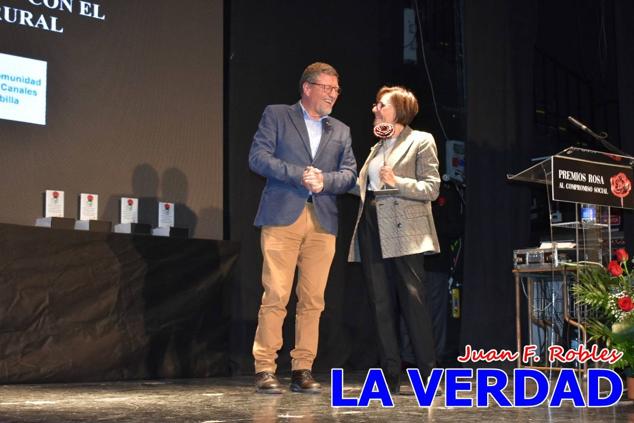 El teatro Thuillier acogió en la noche del pasado viernes el acto de entrega de la tercera edición de los Premios Rosa al Compromiso Social, organizado por el PSOE y Juventudes Socialistas. Los reconocimientos fueron entregados a Francisco Marín, presidente del gremio de editores de la Región de Murcia; a Juan Pedro Martínez, presidente de la cooperativa Frutas Caravaca; y a Francisca Baraza, presidenta de la Mancomunidad de los Canales del Taibilla.