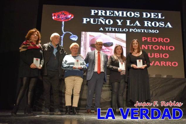El teatro Thuillier acogió en la noche del pasado viernes el acto de entrega de la tercera edición de los Premios Rosa al Compromiso Social, organizado por el PSOE y Juventudes Socialistas. Los reconocimientos fueron entregados a Francisco Marín, presidente del gremio de editores de la Región de Murcia; a Juan Pedro Martínez, presidente de la cooperativa Frutas Caravaca; y a Francisca Baraza, presidenta de la Mancomunidad de los Canales del Taibilla.