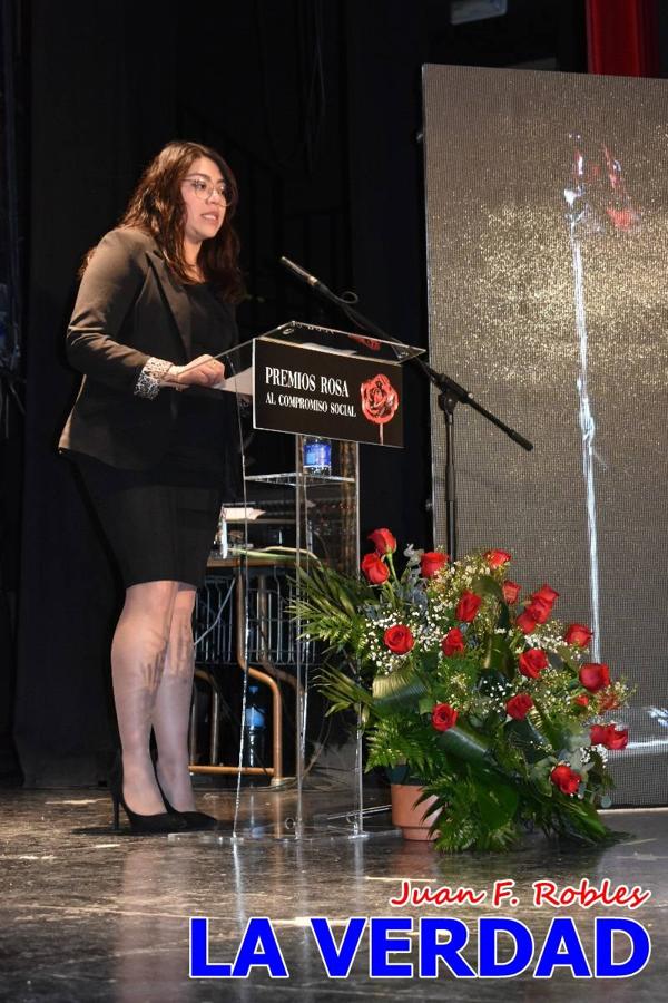 El teatro Thuillier acogió en la noche del pasado viernes el acto de entrega de la tercera edición de los Premios Rosa al Compromiso Social, organizado por el PSOE y Juventudes Socialistas. Los reconocimientos fueron entregados a Francisco Marín, presidente del gremio de editores de la Región de Murcia; a Juan Pedro Martínez, presidente de la cooperativa Frutas Caravaca; y a Francisca Baraza, presidenta de la Mancomunidad de los Canales del Taibilla.