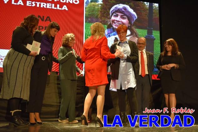 El teatro Thuillier acogió en la noche del pasado viernes el acto de entrega de la tercera edición de los Premios Rosa al Compromiso Social, organizado por el PSOE y Juventudes Socialistas. Los reconocimientos fueron entregados a Francisco Marín, presidente del gremio de editores de la Región de Murcia; a Juan Pedro Martínez, presidente de la cooperativa Frutas Caravaca; y a Francisca Baraza, presidenta de la Mancomunidad de los Canales del Taibilla.