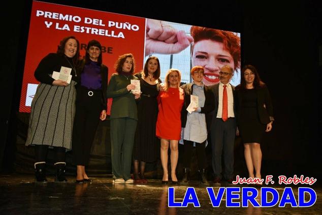 El teatro Thuillier acogió en la noche del pasado viernes el acto de entrega de la tercera edición de los Premios Rosa al Compromiso Social, organizado por el PSOE y Juventudes Socialistas. Los reconocimientos fueron entregados a Francisco Marín, presidente del gremio de editores de la Región de Murcia; a Juan Pedro Martínez, presidente de la cooperativa Frutas Caravaca; y a Francisca Baraza, presidenta de la Mancomunidad de los Canales del Taibilla.