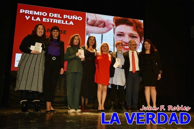 El teatro Thuillier acogió en la noche del pasado viernes el acto de entrega de la tercera edición de los Premios Rosa al Compromiso Social, organizado por el PSOE y Juventudes Socialistas. Los reconocimientos fueron entregados a Francisco Marín, presidente del gremio de editores de la Región de Murcia; a Juan Pedro Martínez, presidente de la cooperativa Frutas Caravaca; y a Francisca Baraza, presidenta de la Mancomunidad de los Canales del Taibilla.