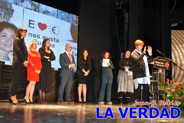 El teatro Thuillier acogió en la noche del pasado viernes el acto de entrega de la tercera edición de los Premios Rosa al Compromiso Social, organizado por el PSOE y Juventudes Socialistas. Los reconocimientos fueron entregados a Francisco Marín, presidente del gremio de editores de la Región de Murcia; a Juan Pedro Martínez, presidente de la cooperativa Frutas Caravaca; y a Francisca Baraza, presidenta de la Mancomunidad de los Canales del Taibilla.