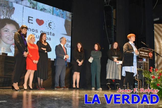 El teatro Thuillier acogió en la noche del pasado viernes el acto de entrega de la tercera edición de los Premios Rosa al Compromiso Social, organizado por el PSOE y Juventudes Socialistas. Los reconocimientos fueron entregados a Francisco Marín, presidente del gremio de editores de la Región de Murcia; a Juan Pedro Martínez, presidente de la cooperativa Frutas Caravaca; y a Francisca Baraza, presidenta de la Mancomunidad de los Canales del Taibilla.