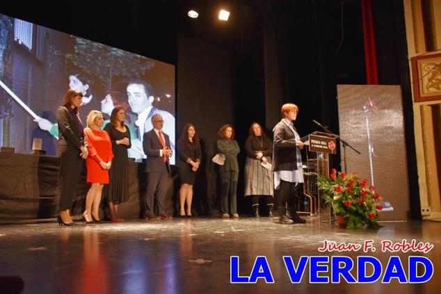 El teatro Thuillier acogió en la noche del pasado viernes el acto de entrega de la tercera edición de los Premios Rosa al Compromiso Social, organizado por el PSOE y Juventudes Socialistas. Los reconocimientos fueron entregados a Francisco Marín, presidente del gremio de editores de la Región de Murcia; a Juan Pedro Martínez, presidente de la cooperativa Frutas Caravaca; y a Francisca Baraza, presidenta de la Mancomunidad de los Canales del Taibilla.