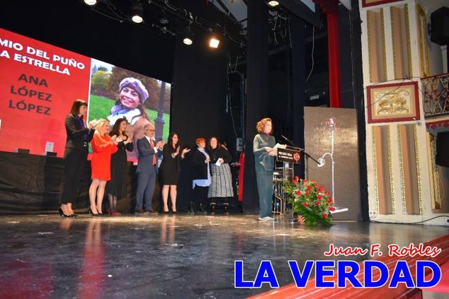 El teatro Thuillier acogió en la noche del pasado viernes el acto de entrega de la tercera edición de los Premios Rosa al Compromiso Social, organizado por el PSOE y Juventudes Socialistas. Los reconocimientos fueron entregados a Francisco Marín, presidente del gremio de editores de la Región de Murcia; a Juan Pedro Martínez, presidente de la cooperativa Frutas Caravaca; y a Francisca Baraza, presidenta de la Mancomunidad de los Canales del Taibilla.